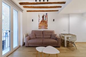ein Wohnzimmer mit Sofa und Tisch in der Unterkunft Boutique Apartment Linda by Clabao in Pamplona