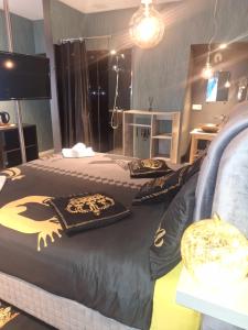 Ein Bett oder Betten in einem Zimmer der Unterkunft Waregem Hotel A
