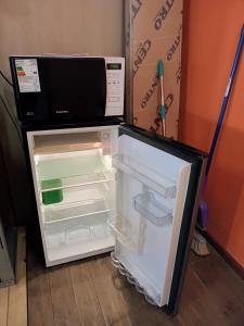 una nevera con la puerta abierta en una cocina en 100 años ciprés, en Río Gallegos