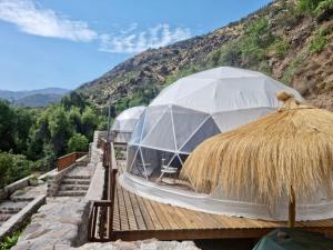 Nespecifikovaný výhled na hory nebo výhled na hory při pohledu z luxury tent