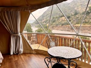 Nespecifikovaný výhled na hory nebo výhled na hory při pohledu z luxury tent
