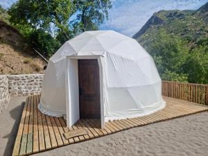 Nespecifikovaný výhled na hory nebo výhled na hory při pohledu z luxury tent