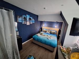 ein blaues Schlafzimmer mit einem Bett mit blauen Wänden in der Unterkunft Waregem Hotel A in Waregem