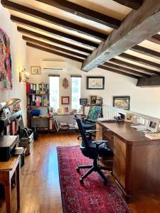 an office with a desk and a chair in a room at Belle Villa 4 bed, sud de la France in Limoux +37 photos