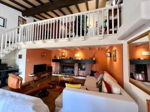 a living room with a white couch and a staircase at Belle Villa 4 bed, sud de la France in Limoux