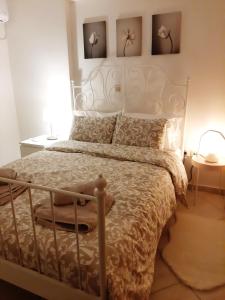 een slaapkamer met een wit bed en twee foto's aan de muur bij Skyline Vista - Sea View Apartment with Free Parking in Piraeus