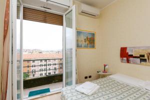 ローマにあるAsteriscoのベッドルーム1室(ベッド1台、大きな窓付)