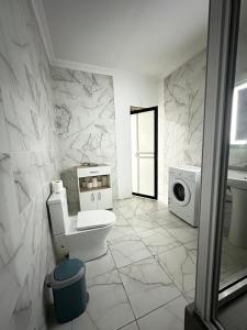 een badkamer met een toilet en een magnetron bij Luxury 1bedroom apartment in Accra