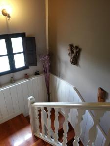 escalera blanca en una habitación con ventana en El Oteru I, en Villaviciosa