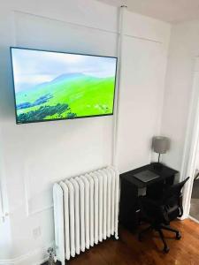 TV a/nebo společenská místnost v ubytování Bright Stunning Downtown Apt Close to Proctors