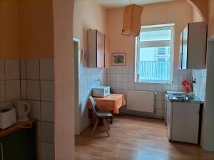 a small kitchen with a table and a window at Ferienwohnung am Dom in Verden