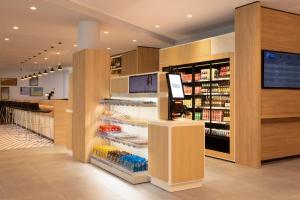 ディーゲムにあるHoliday Inn Express Brussels - Airport by IHGの品物を展示した食料品店
