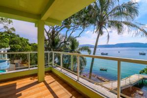 a balcony with a view of the water at Pousada Praia da Lagoinha in Bombinhas