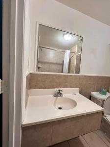 杰克逊维尔Budget Inn Jacksonville的浴室里有洗手池和镜子