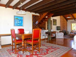 TV a/nebo společenská místnost v ubytování Kaiteri House - Kaiteriteri Holiday Home