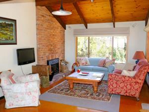 TV a/nebo společenská místnost v ubytování Kaiteri House - Kaiteriteri Holiday Home