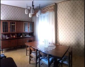 a dining room with a table and a window at Casa da Rosa in Sezze