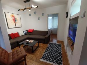 TV at/o entertainment center sa Apartman Vuk