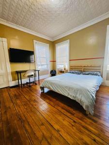 Μια τηλεόραση ή/και κέντρο ψυχαγωγίας στο Nice large room in Federal Hill with shared bath 13