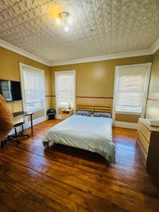 Ένα ή περισσότερα κρεβάτια σε δωμάτιο στο Nice large room in Federal Hill with shared bath 13