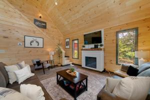 Гостиная зона в The Outlaw - The Ultimate Cabin with Pool, Hot Tub & Games!