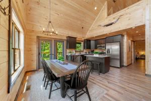 Кухня или мини-кухня в The Outlaw - The Ultimate Cabin with Pool, Hot Tub & Games!

