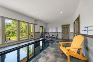 Бассейн в The Outlaw - The Ultimate Cabin with Pool, Hot Tub & Games! или поблизости