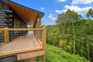 Балкон или терраса в The Outlaw - The Ultimate Cabin with Pool, Hot Tub & Games!