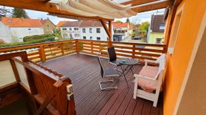 a balcony with a table and chairs and an umbrella at Privatwohnung Rybczynski in Undenheim