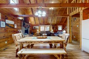 Un comedor con mesa y sillas de madera. en Bears, Bees and Trees, en Sevierville