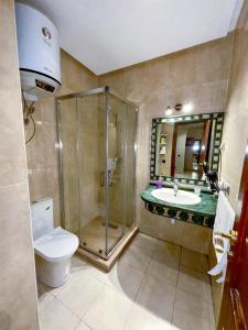 ห้องน้ำของ Top localisation, neuf, Piscine et une vue balcon