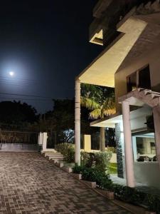 a building at night with the moon in the sky at Modern Appartement Noord Jan Thiel #2 in Willemstad