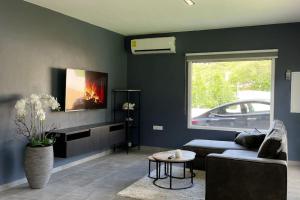 a living room with a couch and a tv at Modern Appartement Noord Jan Thiel #2 in Willemstad