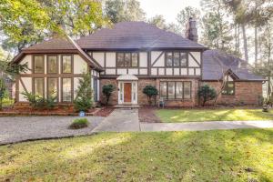 una casa con una casa grande en Pets Welcome, Golf Course View Legend Oaks Home!, en Summerville