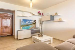 Μια τηλεόραση ή/και κέντρο ψυχαγωγίας στο Villa 5 étoiles avec piscine à Le Vauclin