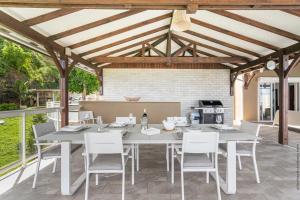 Η κουζίνα ή μικρή κουζίνα στο Villa 5 étoiles avec piscine à Le Vauclin