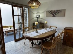 a dining room with a wooden table and chairs at Rincón de Arístides in Mendoza