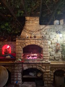 una chimenea de piedra con fuego en Apartmani Paulino, en Herceg-Novi