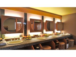稲取にあるInatori Tokai Hotel Yuen - Vacation STAY 48865vの洗面台と鏡が並んだバスルーム