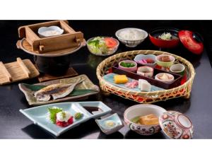 稲取にあるInatori Tokai Hotel Yuen - Vacation STAY 48865vの食卓 +28枚の写真