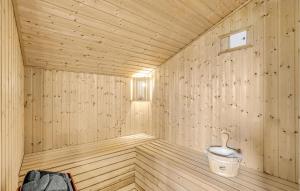 Bilik mandi di Lovely Home In Hjørring With Wifi +28 gambar
