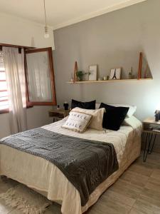 Ένα ή περισσότερα κρεβάτια σε δωμάτιο στο Casa con pileta cochera y quincho 1300m de la playa