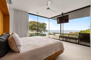 Ένα ή περισσότερα κρεβάτια σε δωμάτιο στο Amazing Ocean and Mountain Views