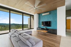 Μια τηλεόραση ή/και κέντρο ψυχαγωγίας στο Amazing Ocean and Mountain Views +23 φωτογραφίες