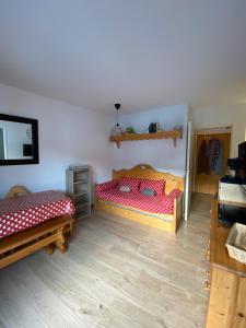 リスルにあるAppartement Risoul 1850の部屋にベッドが2つある寝室 +3枚の写真