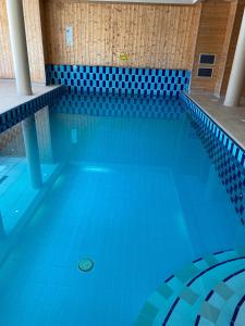 リスルにあるAppartement Risoul 1850の青いタイルの床のスイミングプール