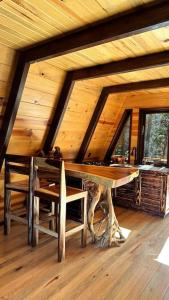 a wooden room with a table in a cabin at Cabaña nueva en el bosque y cerca al río Starlink in San Mateo Río Hondo