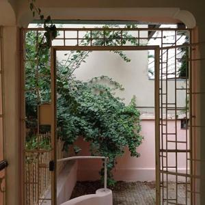 a bathroom with an open door with a plant at Casa de Temporada Centro de Uberaba in Uberaba