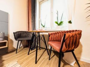 ポプラトにあるApartmán Poprad Centrumのバー(椅子2脚、テーブル1台付)