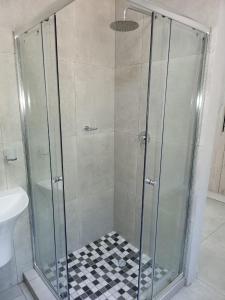 Phòng tắm tại EMatolweni Guesthouse +19 ảnh